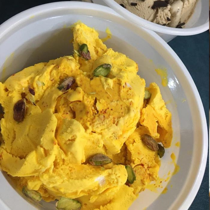 بستنی زعفرانی با پسته